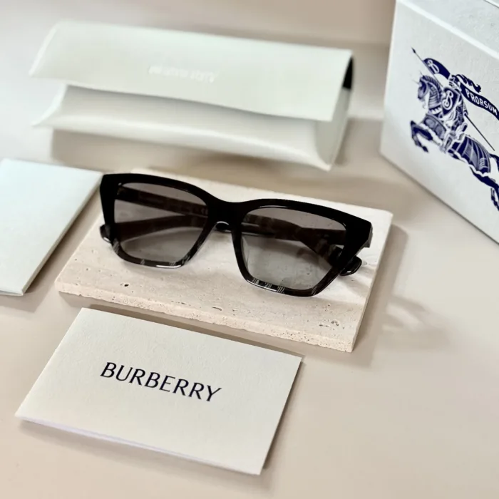 แว่นกันแดด BURBERRY รุ่น BE4468F ทรง Cat Eye ลาย Burberry Check Gradient ของแท้ รับประกัน 2 ปี - Image 7