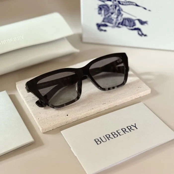 แว่นกันแดด BURBERRY รุ่น BE4468F ทรง Cat Eye ลาย Burberry Check Gradient ของแท้ รับประกัน 2 ปี - Image 8