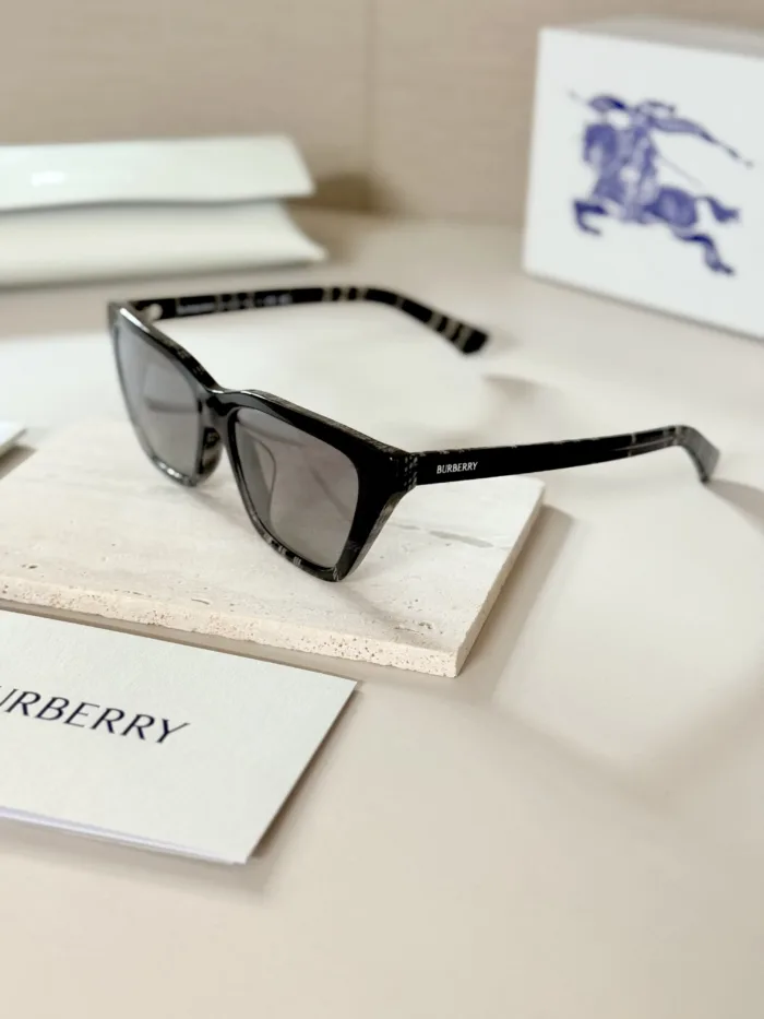 แว่นกันแดด BURBERRY รุ่น BE4468F ทรง Cat Eye ลาย Burberry Check Gradient ของแท้ รับประกัน 2 ปี - Image 9