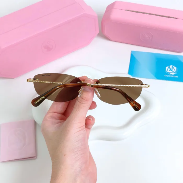 แว่นกันแดด SWAROVSKI รุ่น SK7045D กรอบเจาะเลนส์ไร้ขอบ ดีไซน์ Luxury Crystal Sunglasses ของแท้ รับประกัน 2 ปี - Image 10